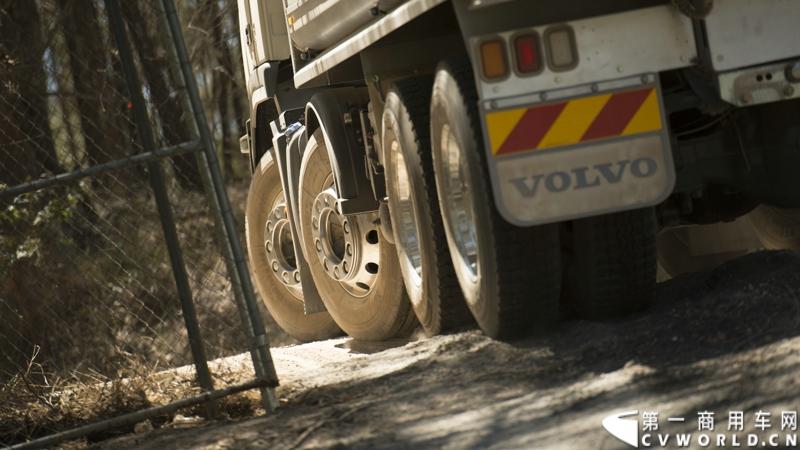 2013沃尔沃卡车高效节油先锋亚太区总决赛在澳大利亚布里斯班落下帷幕，今年亚太区总决赛共有13名来自亚太区各国的节油冠军参加，他们分别来自中国、韩国、台湾、泰国、马来西亚、新加坡、印度尼西亚、斯里兰卡、澳大利亚和新西兰。来自澳大利亚的格兰特·莫里斯（Grant Morice）在自己的主场，最终赢得了亚太区公路赛的总冠军。图为非公路用车决赛，比赛车型为沃尔沃FMX工程车。