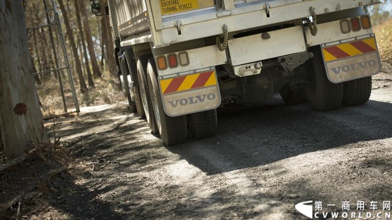 2013沃尔沃卡车高效节油先锋亚太区总决赛在澳大利亚布里斯班落下帷幕，今年亚太区总决赛共有13名来自亚太区各国的节油冠军参加，他们分别来自中国、韩国、台湾、泰国、马来西亚、新加坡、印度尼西亚、斯里兰卡、澳大利亚和新西兰。来自澳大利亚的格兰特·莫里斯（Grant Morice）在自己的主场，最终赢得了亚太区公路赛的总冠军。图为非公路用车决赛，比赛车型为沃尔沃FMX工程车。