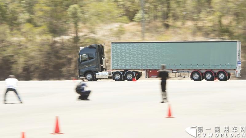 2013沃尔沃卡车高效节油先锋亚太区总决赛在澳大利亚布里斯班落下帷幕，今年亚太区总决赛共有13名来自亚太区各国的节油冠军参加，他们分别来自中国、韩国、台湾、泰国、马来西亚、新加坡、印度尼西亚、斯里兰卡、澳大利亚和新西兰。来自澳大利亚的格兰特·莫里斯（Grant Morice）在自己的主场，最终赢得了亚太区公路赛的总冠军。图为决赛现场的沃尔沃FH16重卡。