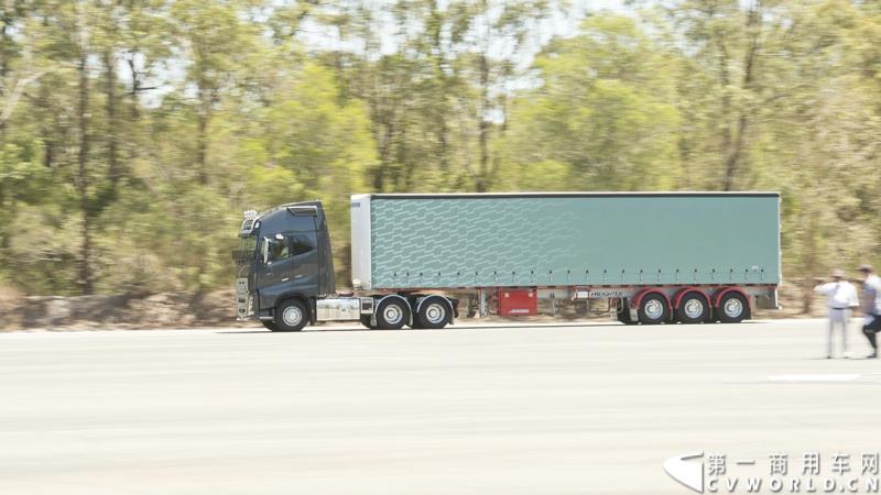 2013沃尔沃卡车高效节油先锋亚太区总决赛在澳大利亚布里斯班落下帷幕，今年亚太区总决赛共有13名来自亚太区各国的节油冠军参加，他们分别来自中国、韩国、台湾、泰国、马来西亚、新加坡、印度尼西亚、斯里兰卡、澳大利亚和新西兰。来自澳大利亚的格兰特·莫里斯（Grant Morice）在自己的主场，最终赢得了亚太区公路赛的总冠军。图为决赛现场的沃尔沃FH16重卡。