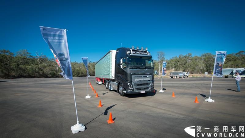 2013沃尔沃卡车高效节油先锋亚太区总决赛在澳大利亚布里斯班落下帷幕，今年亚太区总决赛共有13名来自亚太区各国的节油冠军参加，他们分别来自中国、韩国、台湾、泰国、马来西亚、新加坡、印度尼西亚、斯里兰卡、澳大利亚和新西兰。来自澳大利亚的格兰特·莫里斯（Grant Morice）在自己的主场，最终赢得了亚太区公路赛的总冠军。图为决赛现场的沃尔沃FH16重卡。