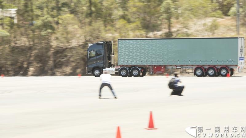 2013沃尔沃卡车高效节油先锋亚太区总决赛在澳大利亚布里斯班落下帷幕，今年亚太区总决赛共有13名来自亚太区各国的节油冠军参加，他们分别来自中国、韩国、台湾、泰国、马来西亚、新加坡、印度尼西亚、斯里兰卡、澳大利亚和新西兰。来自澳大利亚的格兰特·莫里斯（Grant Morice）在自己的主场，最终赢得了亚太区公路赛的总冠军。图为决赛现场的沃尔沃FH16重卡。