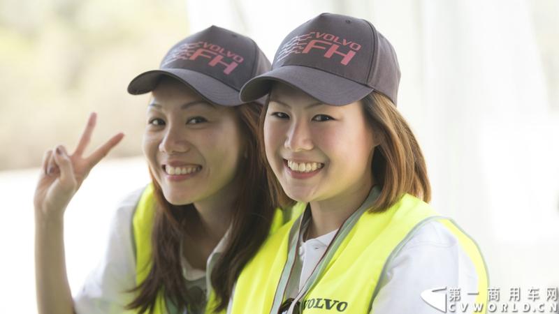 2013沃尔沃卡车高效节油先锋亚太区总决赛在澳大利亚布里斯班落下帷幕，今年亚太区总决赛共有13名来自亚太区各国的节油冠军参加，他们分别来自中国、韩国、台湾、泰国、马来西亚、新加坡、印度尼西亚、斯里兰卡、澳大利亚和新西兰。来自澳大利亚的格兰特·莫里斯（Grant Morice）在自己的主场，最终赢得了亚太区公路赛的总冠军。图为决赛现场的工作人员。