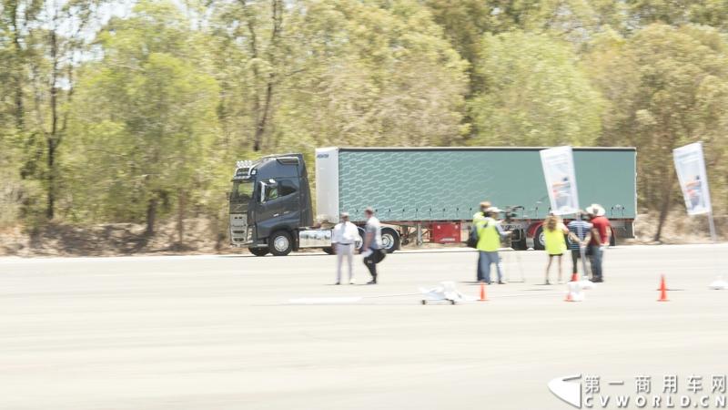 2013沃尔沃卡车高效节油先锋亚太区总决赛在澳大利亚布里斯班落下帷幕，今年亚太区总决赛共有13名来自亚太区各国的节油冠军参加，他们分别来自中国、韩国、台湾、泰国、马来西亚、新加坡、印度尼西亚、斯里兰卡、澳大利亚和新西兰。来自澳大利亚的格兰特·莫里斯（Grant Morice）在自己的主场，最终赢得了亚太区公路赛的总冠军。图为决赛现场的沃尔沃FH16重卡。