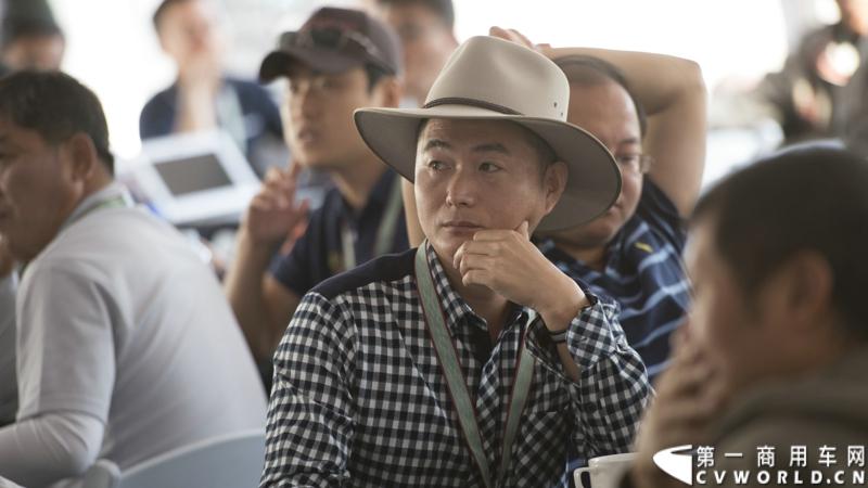 2013沃尔沃卡车高效节油先锋亚太区总决赛在澳大利亚布里斯班落下帷幕，今年亚太区总决赛共有13名来自亚太区各国的节油冠军参加，他们分别来自中国、韩国、台湾、泰国、马来西亚、新加坡、印度尼西亚、斯里兰卡、澳大利亚和新西兰。来自澳大利亚的格兰特·莫里斯（Grant Morice）在自己的主场，最终赢得了亚太区公路赛的总冠军。图为中国选手焦谊品。