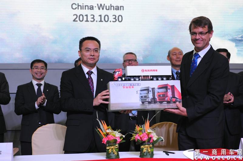 东风商用车有限公司与沃尔沃环球帆船赛，10月30日在湖北武汉签署联合品牌推广协议，正式命名“东风号”帆船将作为中国唯一赛船，参加2014--2015年度沃尔沃环球帆船赛。至此，“东风”品牌商用车的全球市场推广战略加速实施。东风商用车、沃尔沃环球帆船赛签署联合品牌推广协议  活动现场