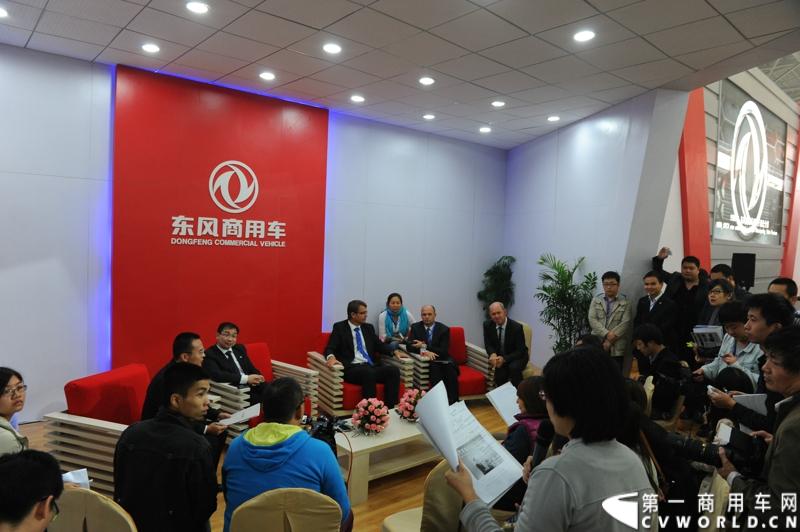 东风商用车有限公司与沃尔沃环球帆船赛，10月30日在湖北武汉签署联合品牌推广协议，正式命名“东风号”帆船将作为中国唯一赛船，参加2014--2015年度沃尔沃环球帆船赛。至此，“东风”品牌商用车的全球市场推广战略加速实施。东风商用车、沃尔沃环球帆船赛签署联合品牌推广协议  活动现场