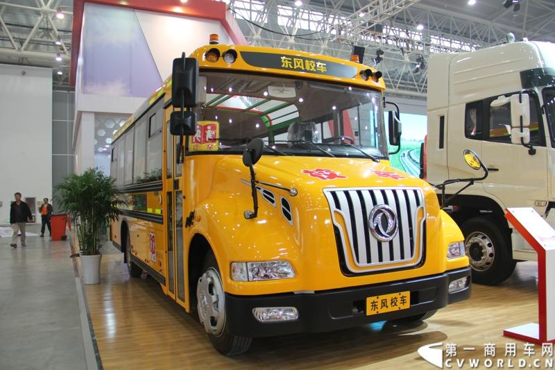 东风商用车有限公司与沃尔沃环球帆船赛，10月30日在湖北武汉签署联合品牌推广协议，正式命名“东风号”帆船将作为中国唯一赛船，参加2014--2015年度沃尔沃环球帆船赛。至此，“东风”品牌商用车的全球市场推广战略加速实施。图为现场的东风商用车展车。