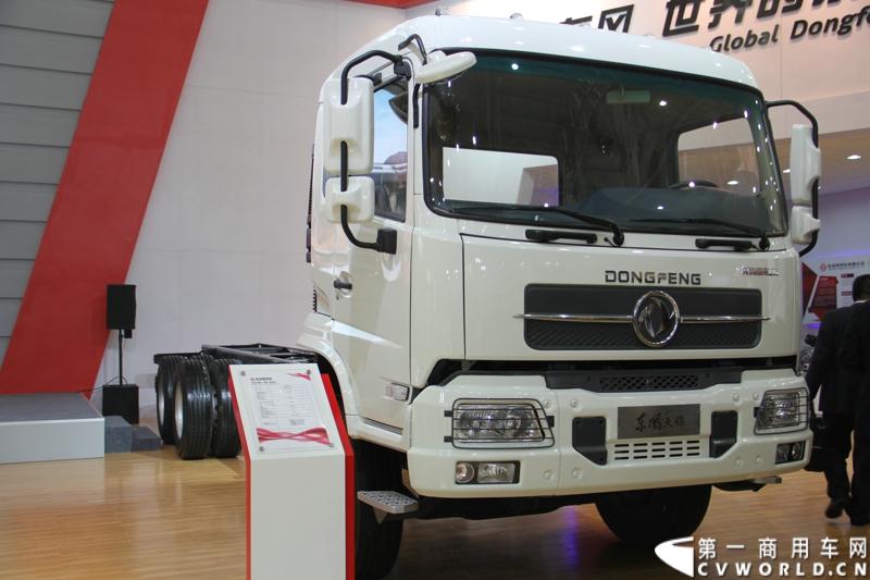 东风商用车有限公司与沃尔沃环球帆船赛，10月30日在湖北武汉签署联合品牌推广协议，正式命名“东风号”帆船将作为中国唯一赛船，参加2014--2015年度沃尔沃环球帆船赛。至此，“东风”品牌商用车的全球市场推广战略加速实施。图为现场的东风商用车展车。