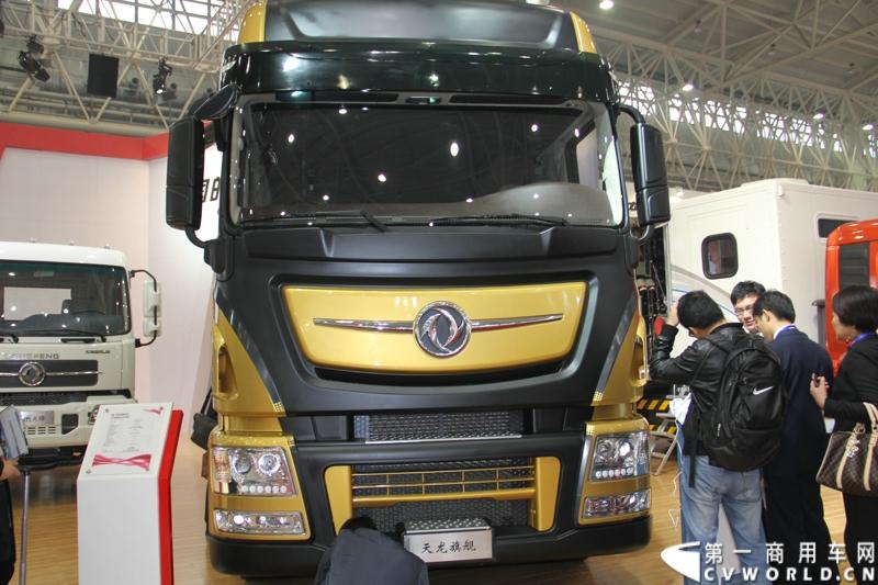 东风商用车有限公司与沃尔沃环球帆船赛，10月30日在湖北武汉签署联合品牌推广协议，正式命名“东风号”帆船将作为中国唯一赛船，参加2014--2015年度沃尔沃环球帆船赛。至此，“东风”品牌商用车的全球市场推广战略加速实施。图为现场的东风商用车展车。