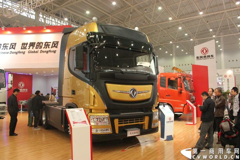 东风商用车有限公司与沃尔沃环球帆船赛，10月30日在湖北武汉签署联合品牌推广协议，正式命名“东风号”帆船将作为中国唯一赛船，参加2014--2015年度沃尔沃环球帆船赛。至此，“东风”品牌商用车的全球市场推广战略加速实施。图为现场的东风商用车展车。