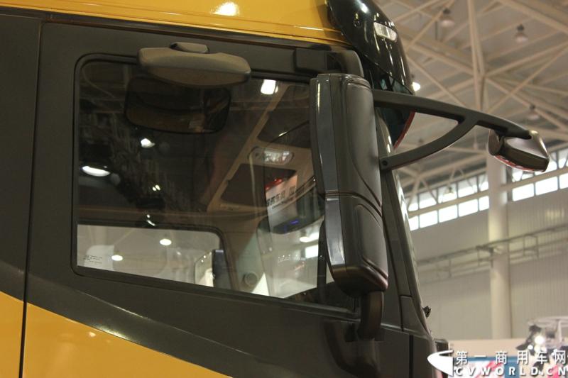 东风商用车有限公司与沃尔沃环球帆船赛，10月30日在湖北武汉签署联合品牌推广协议，正式命名“东风号”帆船将作为中国唯一赛船，参加2014--2015年度沃尔沃环球帆船赛。至此，“东风”品牌商用车的全球市场推广战略加速实施。图为现场的东风商用车展车。