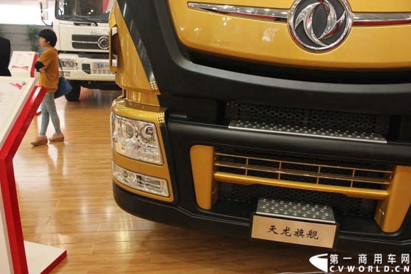 东风商用车有限公司与沃尔沃环球帆船赛，10月30日在湖北武汉签署联合品牌推广协议，正式命名“东风号”帆船将作为中国唯一赛船，参加2014--2015年度沃尔沃环球帆船赛。至此，“东风”品牌商用车的全球市场推广战略加速实施。图为现场的东风商用车展车。