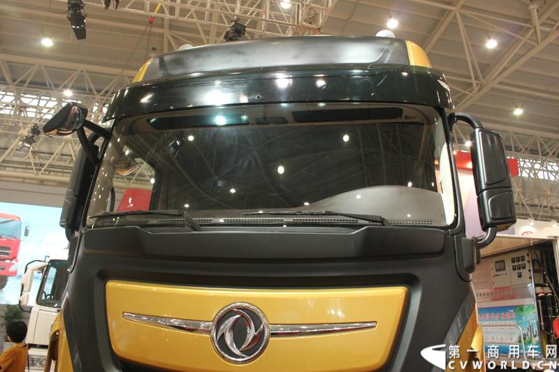 东风商用车有限公司与沃尔沃环球帆船赛，10月30日在湖北武汉签署联合品牌推广协议，正式命名“东风号”帆船将作为中国唯一赛船，参加2014--2015年度沃尔沃环球帆船赛。至此，“东风”品牌商用车的全球市场推广战略加速实施。图为现场的东风商用车展车。