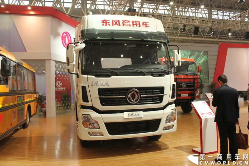 东风商用车有限公司与沃尔沃环球帆船赛，10月30日在湖北武汉签署联合品牌推广协议，正式命名“东风号”帆船将作为中国唯一赛船，参加2014--2015年度沃尔沃环球帆船赛。至此，“东风”品牌商用车的全球市场推广战略加速实施。图为现场的东风商用车展车。