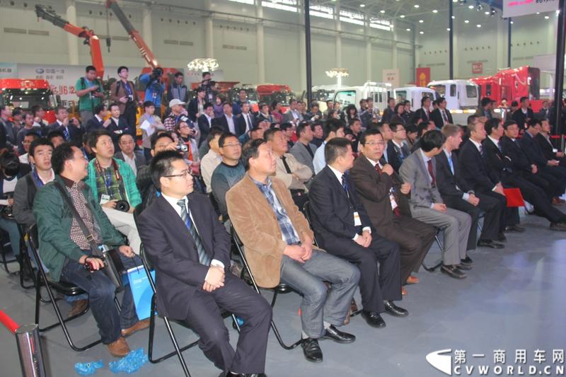 10月30日，江淮汽车在中国国际商用车展现场举行盛大发布会，正式启动“五星服务 全程呵护”江淮轻卡服务品牌。作为“中国轻卡出口第一品牌”，江淮轻卡一直致力于提高用户的品质体验和服务体验，此次推出服务品牌，其全新的形象、全面的内容将树立起中国商用车行业服务新标杆。