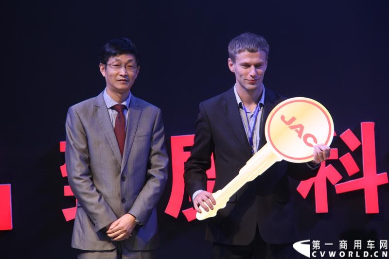 10月30日，江淮汽车在中国国际商用车展现场举行盛大发布会，正式启动“五星服务 全程呵护”江淮轻卡服务品牌。作为“中国轻卡出口第一品牌”，江淮轻卡一直致力于提高用户的品质体验和服务体验，此次推出服务品牌，其全新的形象、全面的内容将树立起中国商用车行业服务新标杆。