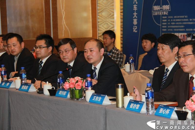 10月30日，江淮汽车在中国国际商用车展现场举行盛大发布会，正式启动“五星服务 全程呵护”江淮轻卡服务品牌。作为“中国轻卡出口第一品牌”，江淮轻卡一直致力于提高用户的品质体验和服务体验，此次推出服务品牌，其全新的形象、全面的内容将树立起中国商用车行业服务新标杆。