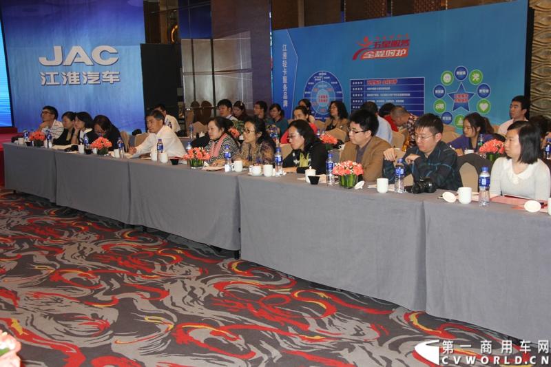 10月30日，江淮汽车在中国国际商用车展现场举行盛大发布会，正式启动“五星服务 全程呵护”江淮轻卡服务品牌。作为“中国轻卡出口第一品牌”，江淮轻卡一直致力于提高用户的品质体验和服务体验，此次推出服务品牌，其全新的形象、全面的内容将树立起中国商用车行业服务新标杆。