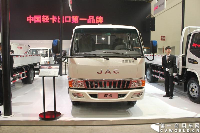 10月30日，江淮汽车在中国国际商用车展现场举行盛大发布会，正式启动“五星服务 全程呵护”江淮轻卡服务品牌。作为“中国轻卡出口第一品牌”，江淮轻卡一直致力于提高用户的品质体验和服务体验，此次推出服务品牌，其全新的形象、全面的内容将树立起中国商用车行业服务新标杆。图为江淮骏铃。