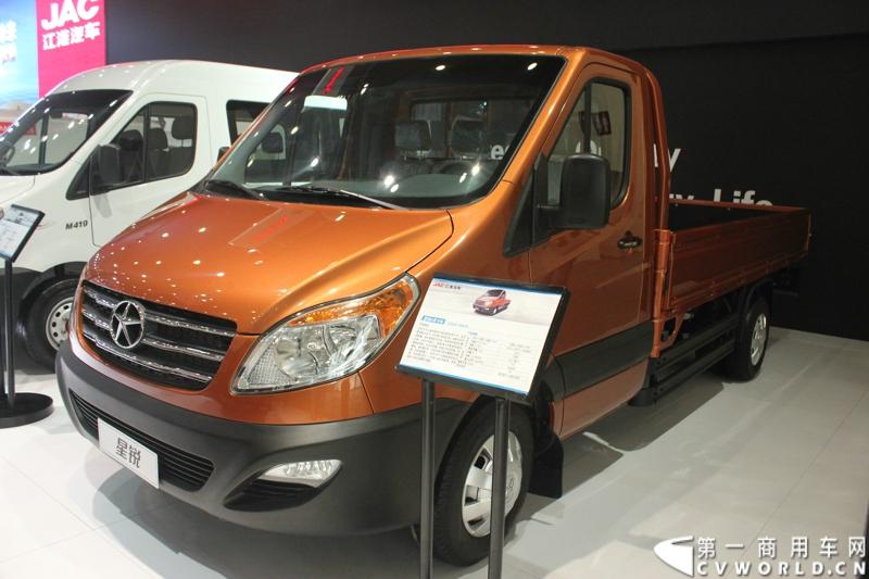 2013年10月30日，中国国际商用车展（CCVS）在武汉国际博览中心开幕，此次展会相比首届规模更大，覆盖B1-B5，A1-A3八个展区。相比首届，今年还增加了动态展示区，还有车试乘试驾，专用车功能演示等环节。一汽解放、东风商用车、重汽、福田、陕汽、江淮、上依红等厂商纷纷携旗下明星产品悉数亮相。图为江淮汽车展出的产品。