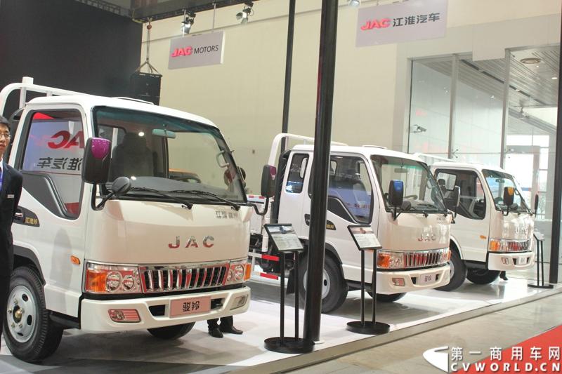 2013年10月30日，中国国际商用车展（CCVS）在武汉国际博览中心开幕，此次展会相比首届规模更大，覆盖B1-B5，A1-A3八个展区。相比首届，今年还增加了动态展示区，还有车试乘试驾，专用车功能演示等环节。一汽解放、东风商用车、重汽、福田、陕汽、江淮、上依红等厂商纷纷携旗下明星产品悉数亮相。图为江淮汽车展出的产品。
