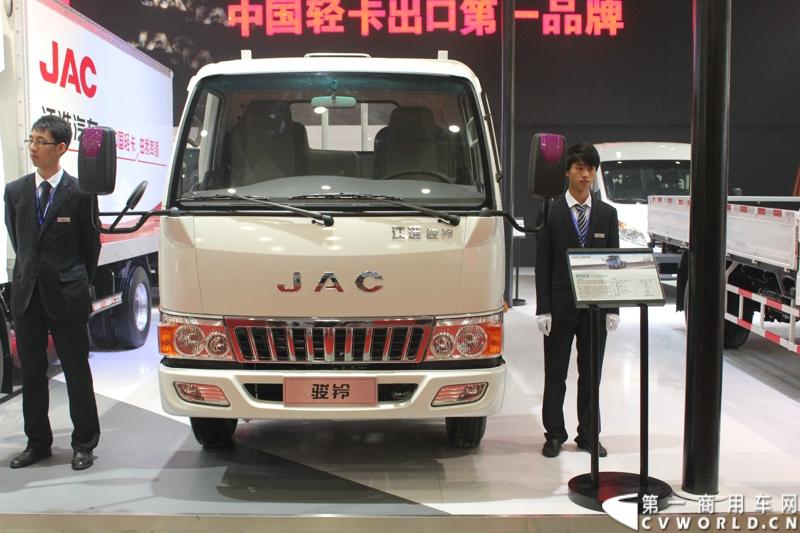 2013年10月30日，中国国际商用车展（CCVS）在武汉国际博览中心开幕，此次展会相比首届规模更大，覆盖B1-B5，A1-A3八个展区。相比首届，今年还增加了动态展示区，还有车试乘试驾，专用车功能演示等环节。一汽解放、东风商用车、重汽、福田、陕汽、江淮、上依红等厂商纷纷携旗下明星产品悉数亮相。图为江淮汽车展出的产品。