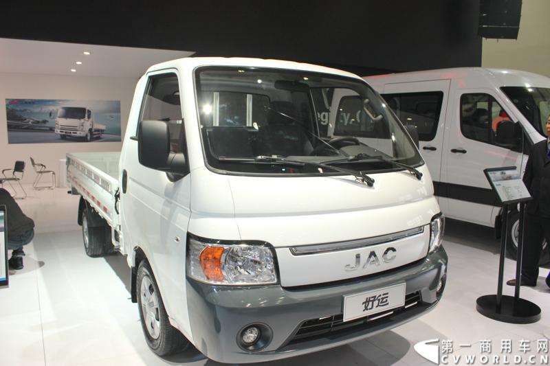 2013年10月30日，中国国际商用车展（CCVS）在武汉国际博览中心开幕，此次展会相比首届规模更大，覆盖B1-B5，A1-A3八个展区。相比首届，今年还增加了动态展示区，还有车试乘试驾，专用车功能演示等环节。一汽解放、东风商用车、重汽、福田、陕汽、江淮、上依红等厂商纷纷携旗下明星产品悉数亮相。图为江淮汽车展出的产品。