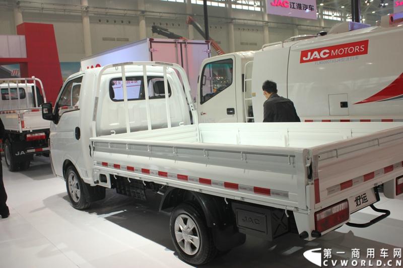 2013年10月30日，中国国际商用车展（CCVS）在武汉国际博览中心开幕，此次展会相比首届规模更大，覆盖B1-B5，A1-A3八个展区。相比首届，今年还增加了动态展示区，还有车试乘试驾，专用车功能演示等环节。一汽解放、东风商用车、重汽、福田、陕汽、江淮、上依红等厂商纷纷携旗下明星产品悉数亮相。图为江淮汽车展出的产品。