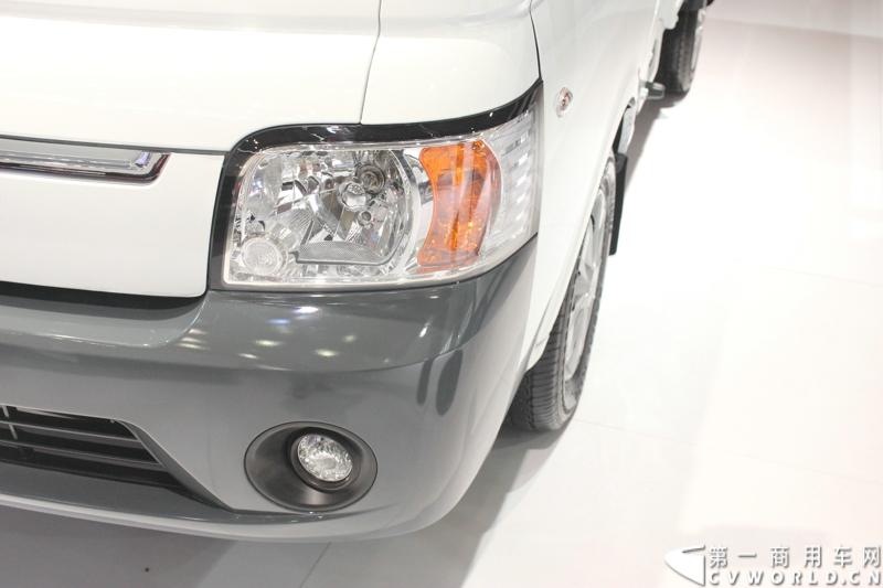 2013年10月30日，中国国际商用车展（CCVS）在武汉国际博览中心开幕，此次展会相比首届规模更大，覆盖B1-B5，A1-A3八个展区。相比首届，今年还增加了动态展示区，还有车试乘试驾，专用车功能演示等环节。一汽解放、东风商用车、重汽、福田、陕汽、江淮、上依红等厂商纷纷携旗下明星产品悉数亮相。图为江淮汽车展出的产品。