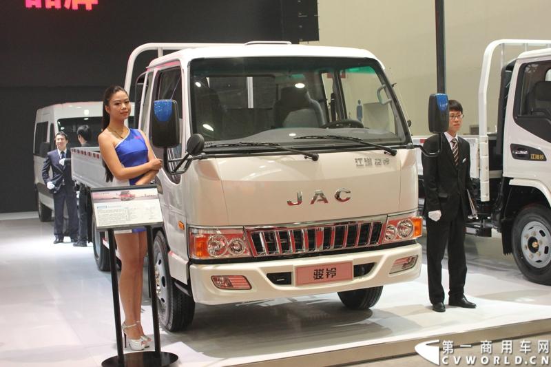 2013年10月30日，中国国际商用车展（CCVS）在武汉国际博览中心开幕，此次展会相比首届规模更大，覆盖B1-B5，A1-A3八个展区。相比首届，今年还增加了动态展示区，还有车试乘试驾，专用车功能演示等环节。一汽解放、东风商用车、重汽、福田、陕汽、江淮、上依红等厂商纷纷携旗下明星产品悉数亮相。图为江淮汽车展出的产品。