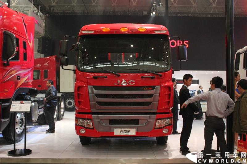 2013年10月30日，中国国际商用车展（CCVS）在武汉国际博览中心开幕，此次展会相比首届规模更大，覆盖B1-B5，A1-A3八个展区。相比首届，今年还增加了动态展示区，还有车试乘试驾，专用车功能演示等环节。一汽解放、东风商用车、重汽、福田、陕汽、江淮、上依红等厂商纷纷携旗下明星产品悉数亮相。图为江淮汽车展出的产品。