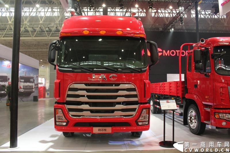 2013年10月30日，中国国际商用车展（CCVS）在武汉国际博览中心开幕，此次展会相比首届规模更大，覆盖B1-B5，A1-A3八个展区。相比首届，今年还增加了动态展示区，还有车试乘试驾，专用车功能演示等环节。一汽解放、东风商用车、重汽、福田、陕汽、江淮、上依红等厂商纷纷携旗下明星产品悉数亮相。图为江淮汽车展出的产品。