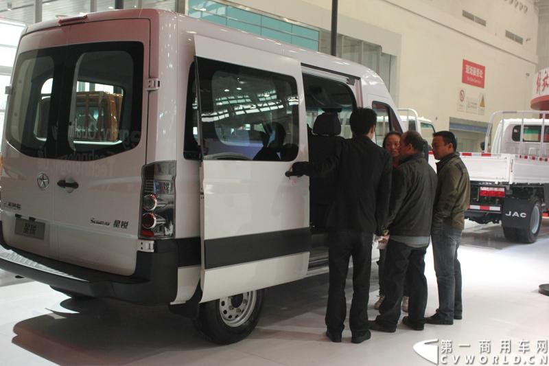 2013年10月30日，中国国际商用车展（CCVS）在武汉国际博览中心开幕，此次展会相比首届规模更大，覆盖B1-B5，A1-A3八个展区。相比首届，今年还增加了动态展示区，还有车试乘试驾，专用车功能演示等环节。一汽解放、东风商用车、重汽、福田、陕汽、江淮、上依红等厂商纷纷携旗下明星产品悉数亮相。图为江淮汽车展出的产品。