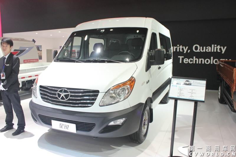 2013年10月30日，中国国际商用车展（CCVS）在武汉国际博览中心开幕，此次展会相比首届规模更大，覆盖B1-B5，A1-A3八个展区。相比首届，今年还增加了动态展示区，还有车试乘试驾，专用车功能演示等环节。一汽解放、东风商用车、重汽、福田、陕汽、江淮、上依红等厂商纷纷携旗下明星产品悉数亮相。图为江淮汽车展出的产品。