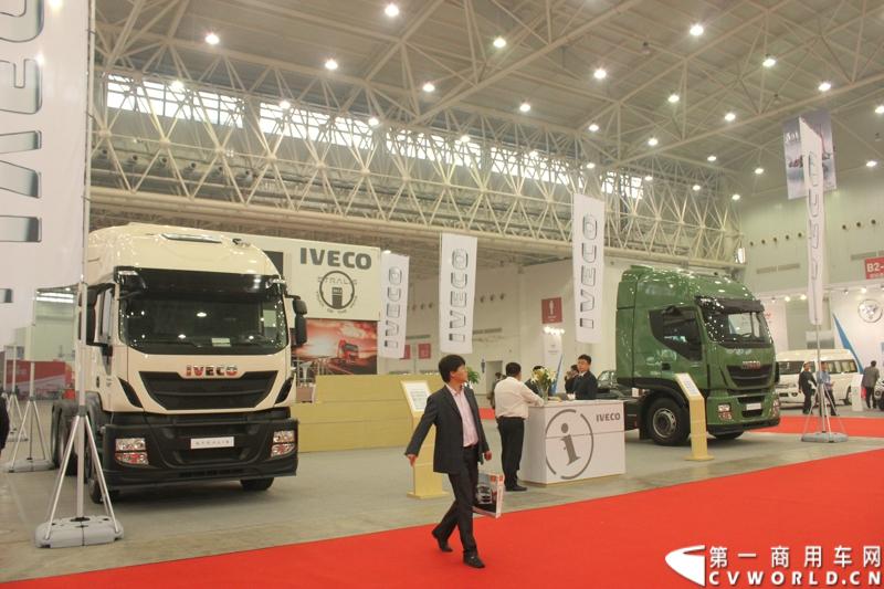 2013年10月30日，中国国际商用车展（CCVS）在武汉国际博览中心开幕，此次展会相比首届规模更大，覆盖B1-B5，A1-A3八个展区。相比首届，今年还增加了动态展示区，还有车试乘试驾，专用车功能演示等环节。一汽解放、东风商用车、重汽、福田、陕汽、江淮、上依红等厂商纷纷携旗下明星产品悉数亮相。图为依维柯展台。