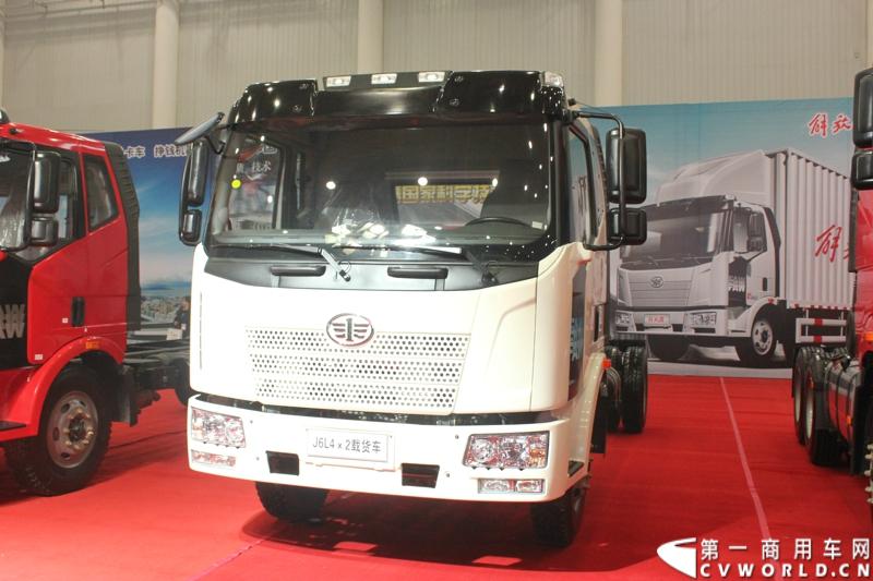 2013年10月30日，中国国际商用车展（CCVS）在武汉国际博览中心开幕，此次展会相比首届规模更大，覆盖B1-B5，A1-A3八个展区。相比首届，今年还增加了动态展示区，还有车试乘试驾，专用车功能演示等环节。一汽解放、东风商用车、重汽、福田、陕汽、江淮、上依红等厂商纷纷携旗下明星产品悉数亮相。图为解放J6L载货车。