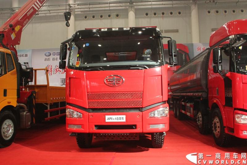 2013年10月30日，中国国际商用车展（CCVS）在武汉国际博览中心开幕，此次展会相比首届规模更大，覆盖B1-B5，A1-A3八个展区。相比首届，今年还增加了动态展示区，还有车试乘试驾，专用车功能演示等环节。一汽解放、东风商用车、重汽、福田、陕汽、江淮、上依红等厂商纷纷携旗下明星产品悉数亮相。图为解放J6P自卸车。