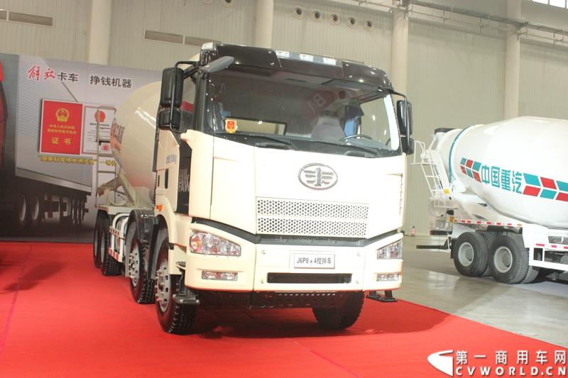 2013年10月30日，中国国际商用车展（CCVS）在武汉国际博览中心开幕，此次展会相比首届规模更大，覆盖B1-B5，A1-A3八个展区。相比首届，今年还增加了动态展示区，还有车试乘试驾，专用车功能演示等环节。一汽解放、东风商用车、重汽、福田、陕汽、江淮、上依红等厂商纷纷携旗下明星产品悉数亮相。图为解放J6P搅拌车。