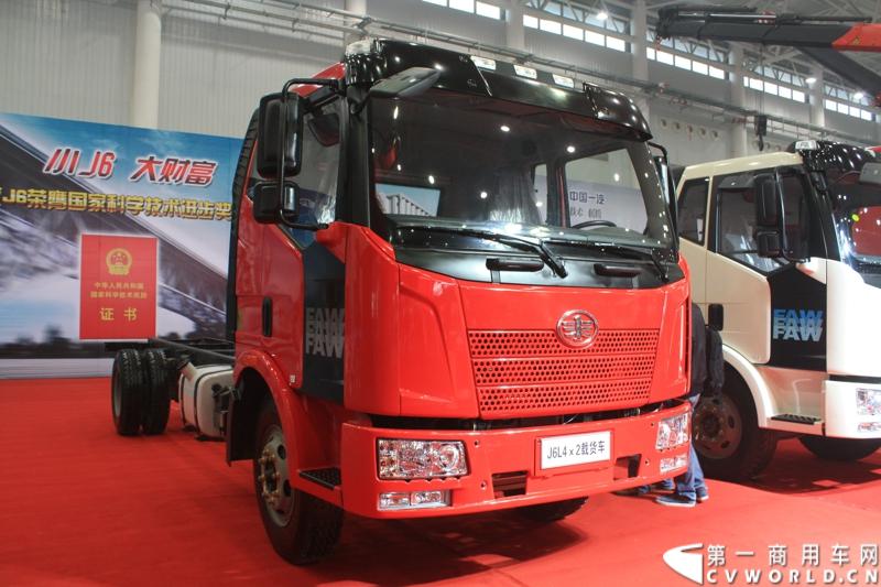 2013年10月30日，中国国际商用车展（CCVS）在武汉国际博览中心开幕，此次展会相比首届规模更大，覆盖B1-B5，A1-A3八个展区。相比首届，今年还增加了动态展示区，还有车试乘试驾，专用车功能演示等环节。一汽解放、东风商用车、重汽、福田、陕汽、江淮、上依红等厂商纷纷携旗下明星产品悉数亮相。图为解放J6L4×2载货车。
