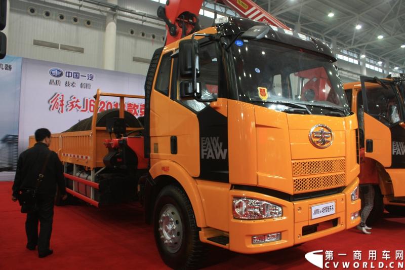 2013年10月30日，中国国际商用车展（CCVS）在武汉国际博览中心开幕，此次展会相比首届规模更大，覆盖B1-B5，A1-A3八个展区。相比首届，今年还增加了动态展示区，还有车试乘试驾，专用车功能演示等环节。一汽解放、东风商用车、重汽、福田、陕汽、江淮、上依红等厂商纷纷携旗下明星产品悉数亮相。图为解放J6M6×4折臂随车吊。