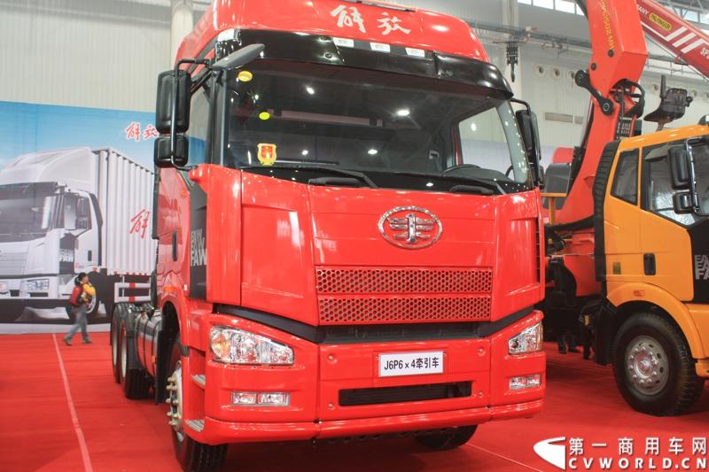 2013年10月30日，中国国际商用车展（CCVS）在武汉国际博览中心开幕，此次展会相比首届规模更大，覆盖B1-B5，A1-A3八个展区。相比首届，今年还增加了动态展示区，还有车试乘试驾，专用车功能演示等环节。一汽解放、东风商用车、重汽、福田、陕汽、江淮、上依红等厂商纷纷携旗下明星产品悉数亮相。图为解放J6P6×4牵引车。