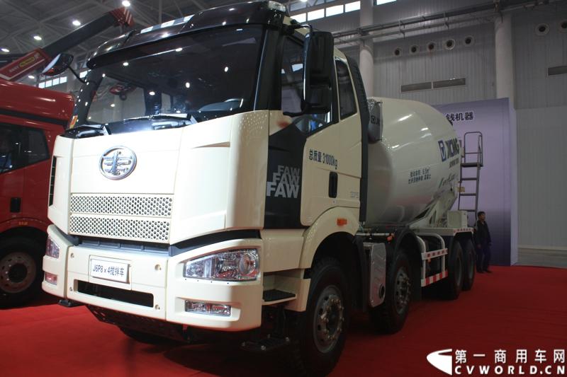 2013年10月30日，中国国际商用车展（CCVS）在武汉国际博览中心开幕，此次展会相比首届规模更大，覆盖B1-B5，A1-A3八个展区。相比首届，今年还增加了动态展示区，还有车试乘试驾，专用车功能演示等环节。一汽解放、东风商用车、重汽、福田、陕汽、江淮、上依红等厂商纷纷携旗下明星产品悉数亮相。图为解放J6P8×4搅拌车。