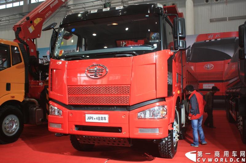 2013年10月30日，中国国际商用车展（CCVS）在武汉国际博览中心开幕，此次展会相比首届规模更大，覆盖B1-B5，A1-A3八个展区。相比首届，今年还增加了动态展示区，还有车试乘试驾，专用车功能演示等环节。一汽解放、东风商用车、重汽、福田、陕汽、江淮、上依红等厂商纷纷携旗下明星产品悉数亮相。图为解放J6P8×4自卸车。