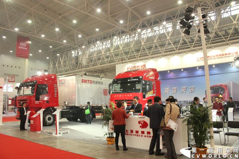 2013年10月30日，中国国际商用车展（CCVS）在武汉国际博览中心开幕，此次展会相比首届规模更大，覆盖B1-B5，A1-A3八个展区。相比首届，今年还增加了动态展示区，还有车试乘试驾，专用车功能演示等环节。一汽解放、东风商用车、重汽、福田、陕汽、江淮、上依红等厂商纷纷携旗下明星产品悉数亮相。图为上汽依维柯红岩展台
