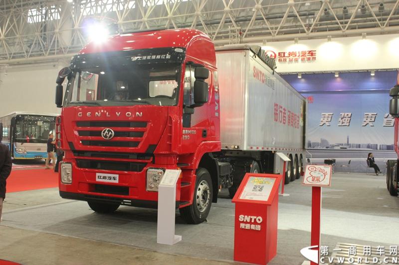 2013年10月30日，中国国际商用车展（CCVS）在武汉国际博览中心开幕，此次展会相比首届规模更大，覆盖B1-B5，A1-A3八个展区。相比首届，今年还增加了动态展示区，还有车试乘试驾，专用车功能演示等环节。一汽解放、东风商用车、重汽、福田、陕汽、江淮、上依红等厂商纷纷携旗下明星产品悉数亮相。图为红岩杰狮M100牵引车290马力。