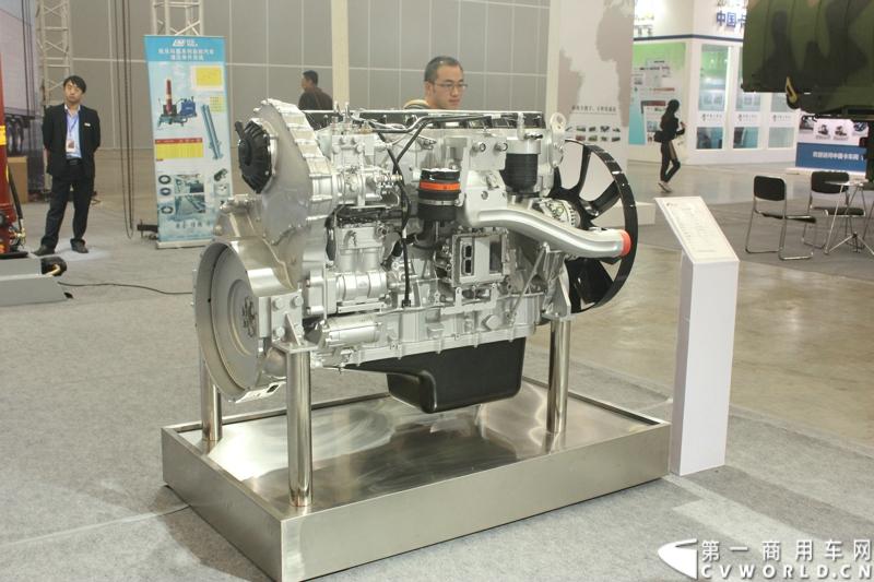 2013年10月30日，中国国际商用车展（CCVS）在武汉国际博览中心开幕，此次展会相比首届规模更大，覆盖B1-B5，A1-A3八个展区。相比首届，今年还增加了动态展示区，还有车试乘试驾，专用车功能演示等环节。一汽解放、东风商用车、重汽、福田、陕汽、江淮、上依红等厂商纷纷携旗下明星产品悉数亮相。图为科索13发动机。