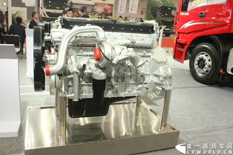 2013年10月30日，中国国际商用车展（CCVS）在武汉国际博览中心开幕，此次展会相比首届规模更大，覆盖B1-B5，A1-A3八个展区。相比首届，今年还增加了动态展示区，还有车试乘试驾，专用车功能演示等环节。一汽解放、东风商用车、重汽、福田、陕汽、江淮、上依红等厂商纷纷携旗下明星产品悉数亮相。图为科索9发动机。