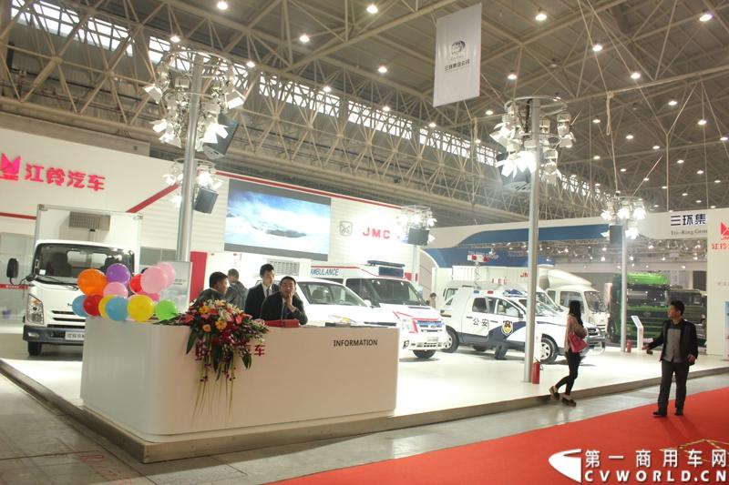 2013年10月30日，中国国际商用车展（CCVS）在武汉国际博览中心开幕，此次展会相比首届规模更大，覆盖B1-B5，A1-A3八个展区。相比首届，今年还增加了动态展示区，还有车试乘试驾，专用车功能演示等环节。一汽解放、东风商用车、重汽、福田、陕汽、江淮、上依红等厂商纷纷携旗下明星产品悉数亮相。图为华晨专用车展台。