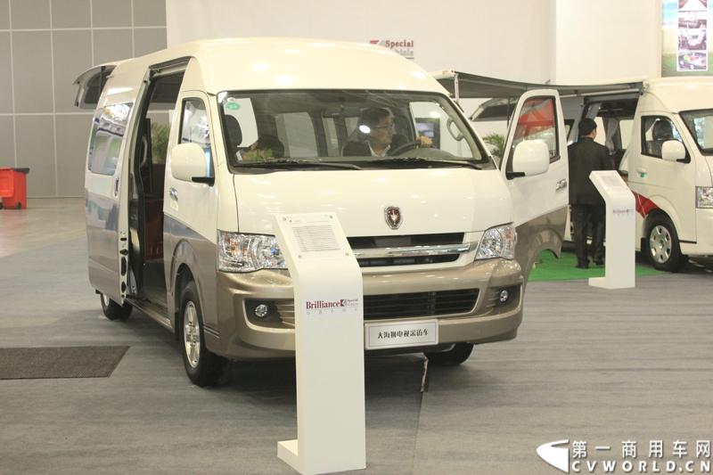 2013年10月30日，中国国际商用车展（CCVS）在武汉国际博览中心开幕，此次展会相比首届规模更大，覆盖B1-B5，A1-A3八个展区。相比首届，今年还增加了动态展示区，还有车试乘试驾，专用车功能演示等环节。一汽解放、东风商用车、重汽、福田、陕汽、江淮、上依红等厂商纷纷携旗下明星产品悉数亮相。图为华晨大海狮电视采访车。